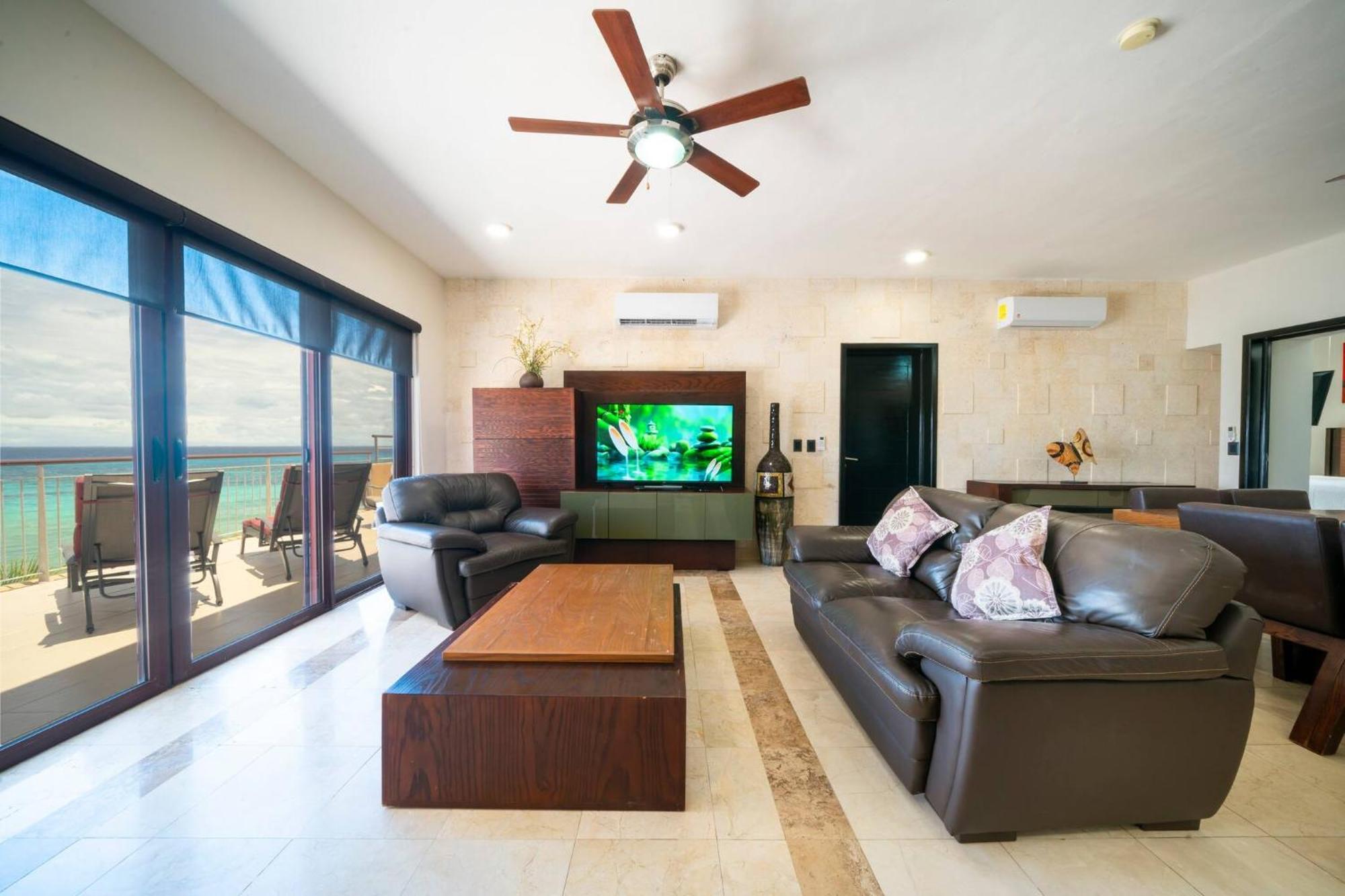 Surf 408 - Beachfront Stunning Ocean View Penthouse - At El Faro Сasa de vacaciones Playa del Carmen