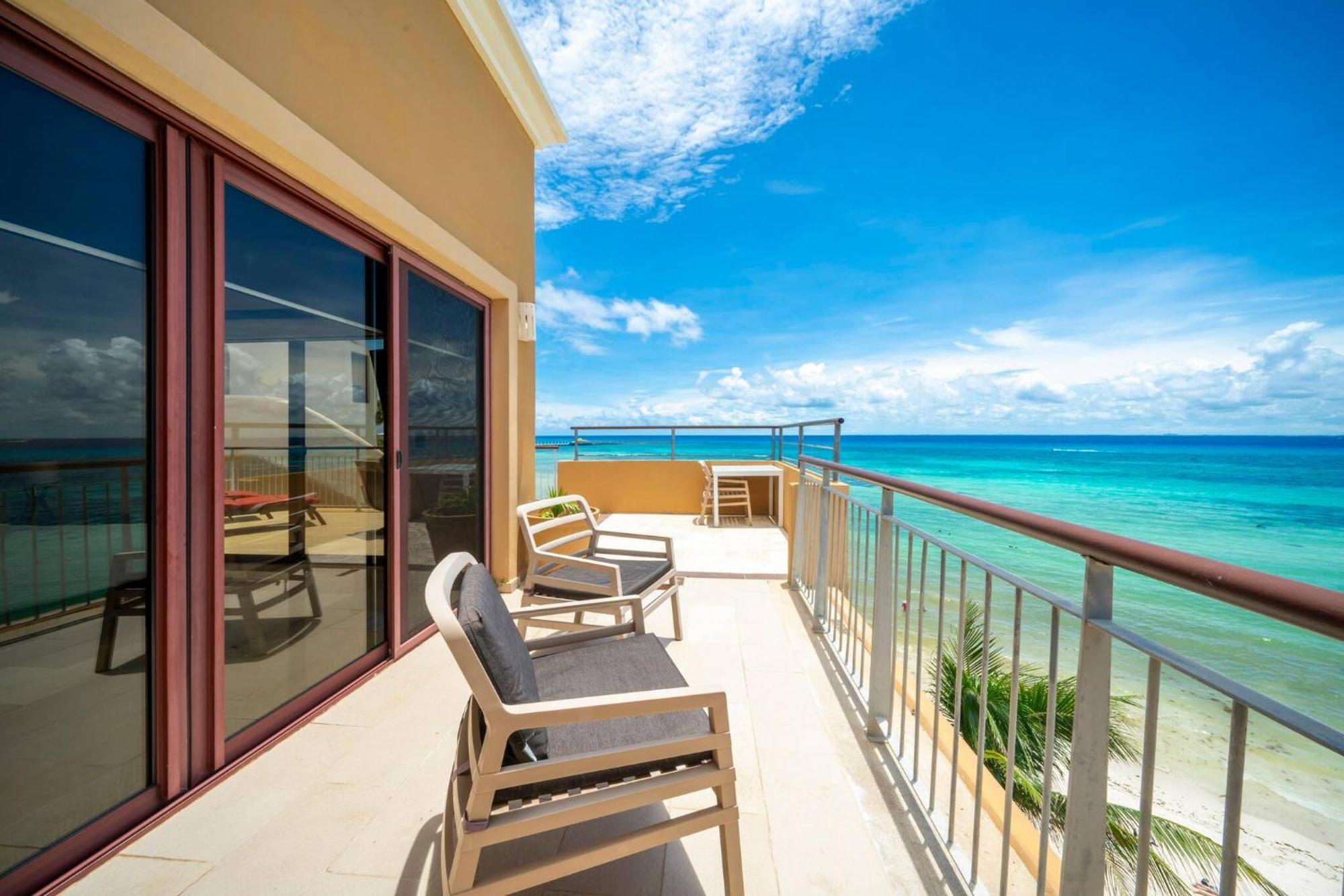 Surf 408 - Beachfront Stunning Ocean View Penthouse - At El Faro Сasa de vacaciones Playa del Carmen