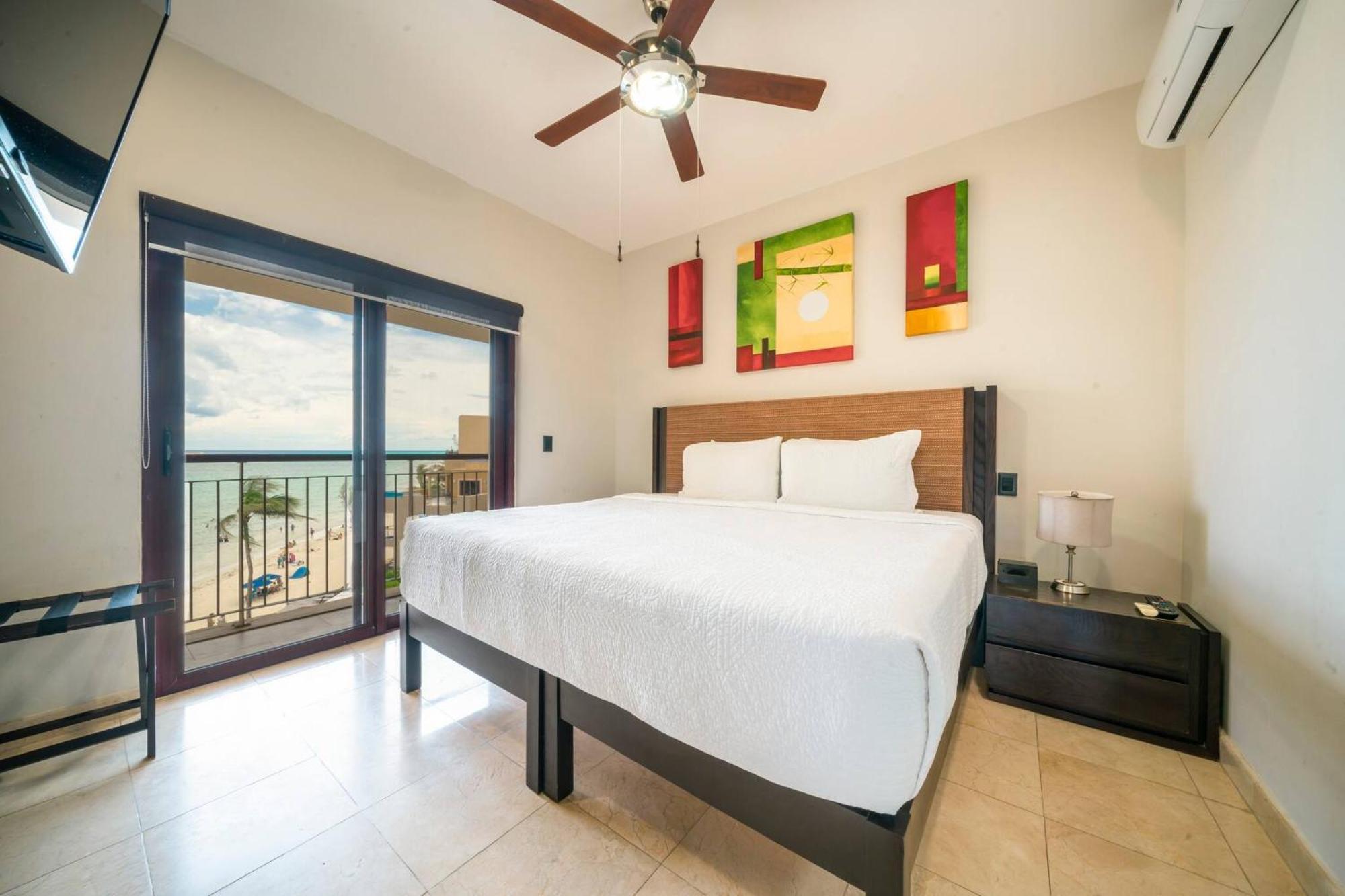 Surf 408 - Beachfront Stunning Ocean View Penthouse - At El Faro Сasa de vacaciones Playa del Carmen