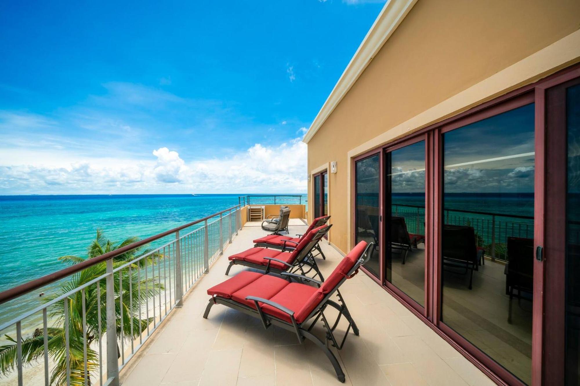 Surf 408 - Beachfront Stunning Ocean View Penthouse - At El Faro Сasa de vacaciones Playa del Carmen